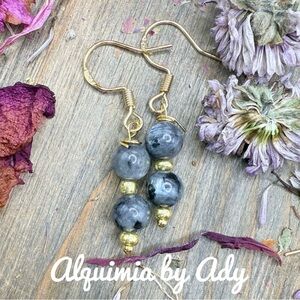 Alquimia Elegant Gold and Gray Beaded Earrings